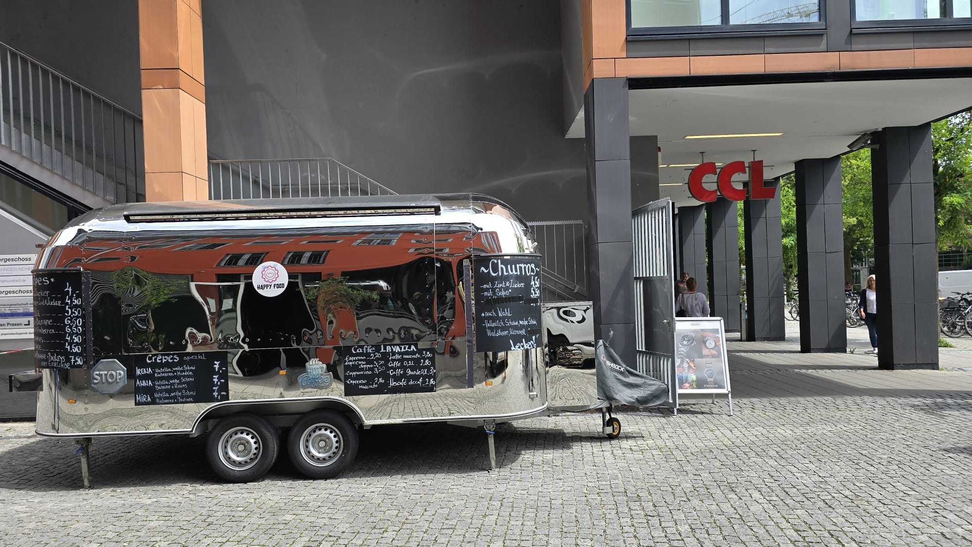 Silvy – der Edelstahl-Streetfood-Trailer von HAPPY FOOD