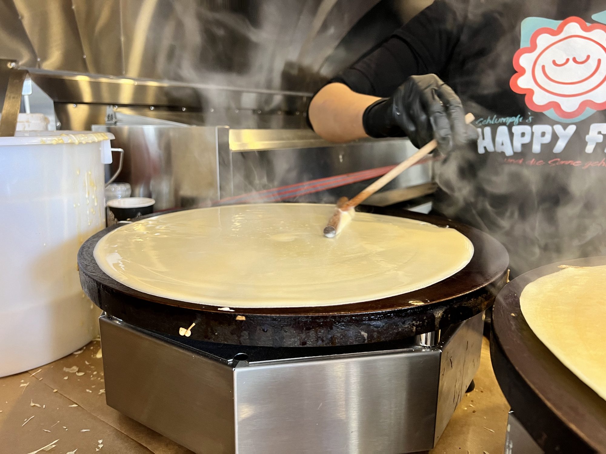 Crêpe wird frisch auf der Platte gestrichen