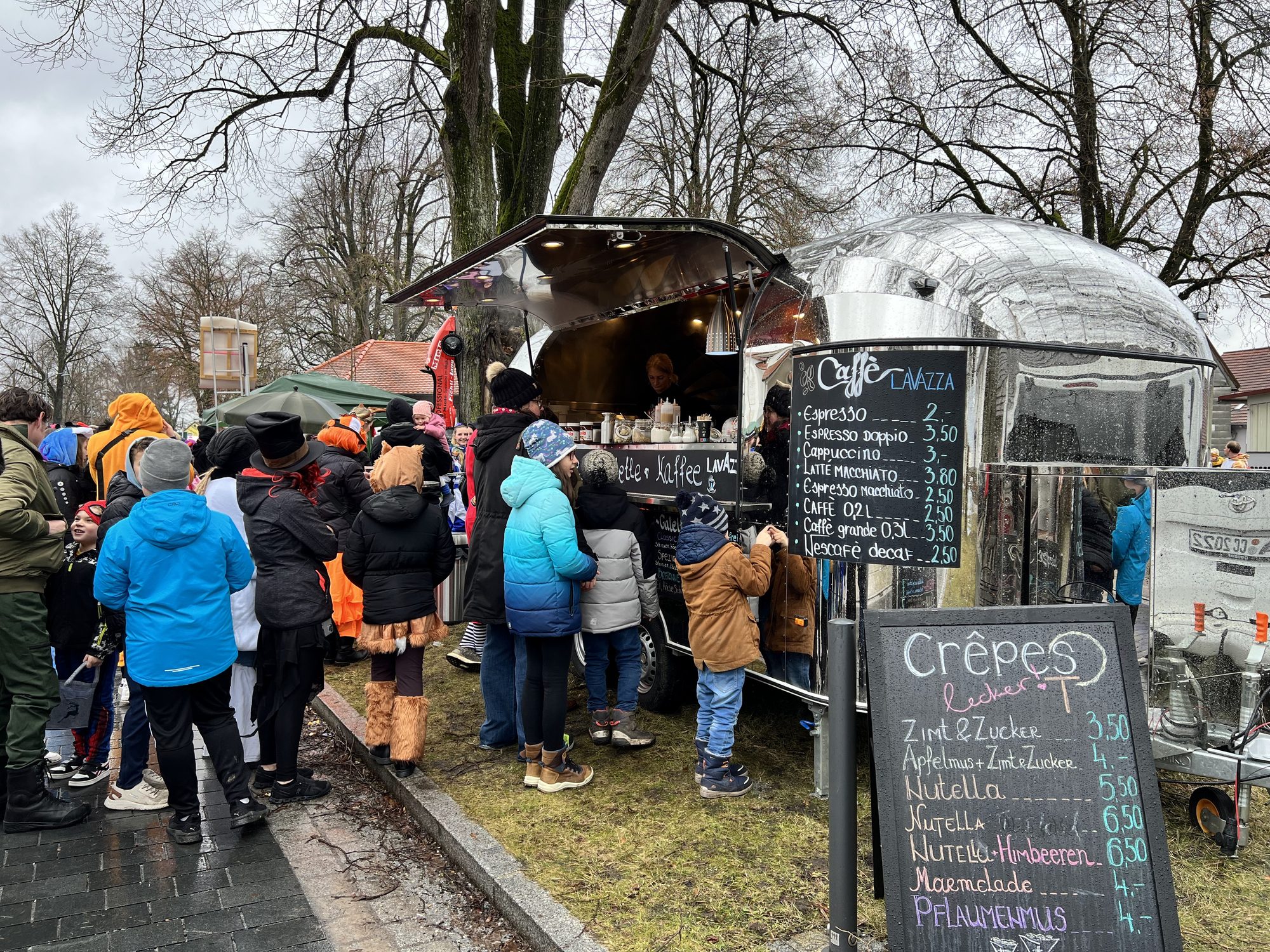 Andrang am HAPPY FOOD Trailer bei einem Event