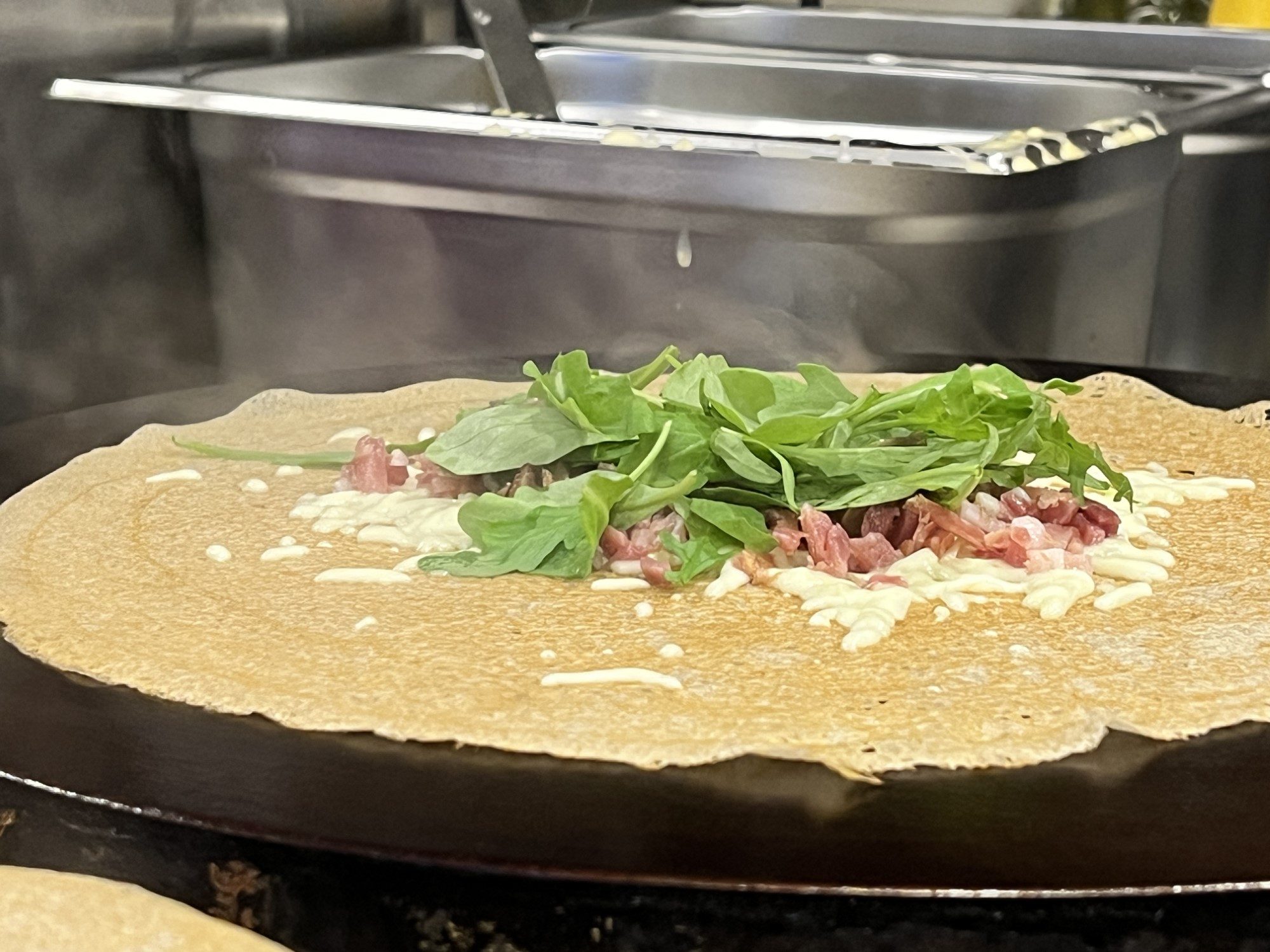 Herzhafte Galette mit Käse und Rucola