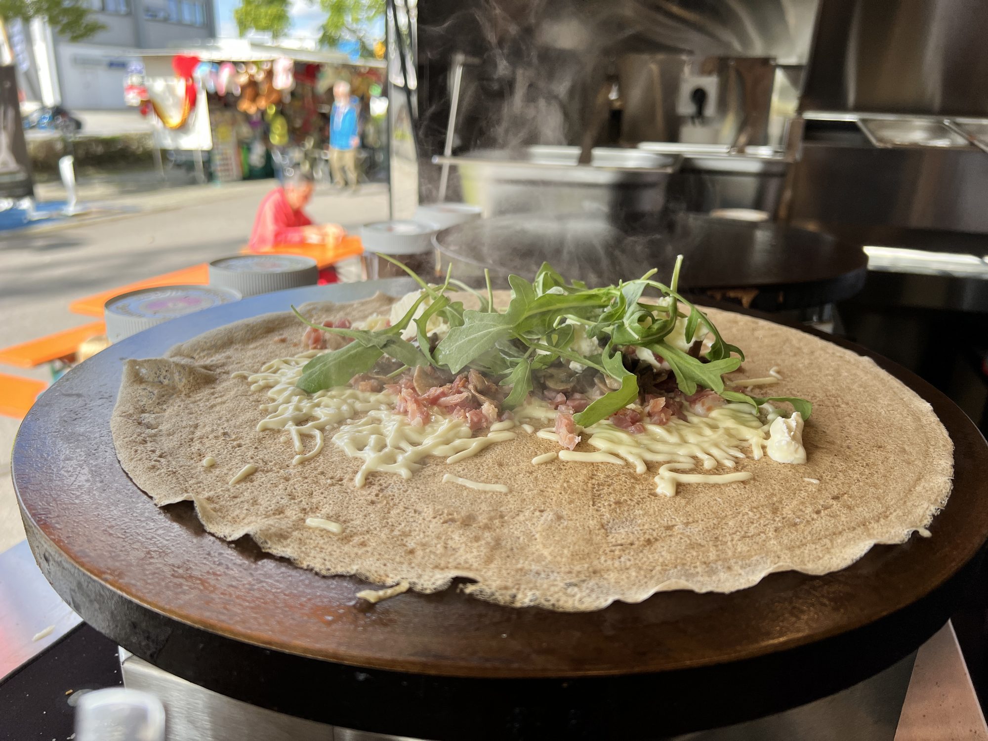 Frisch gemachte Galette mit Rucola von der Platte