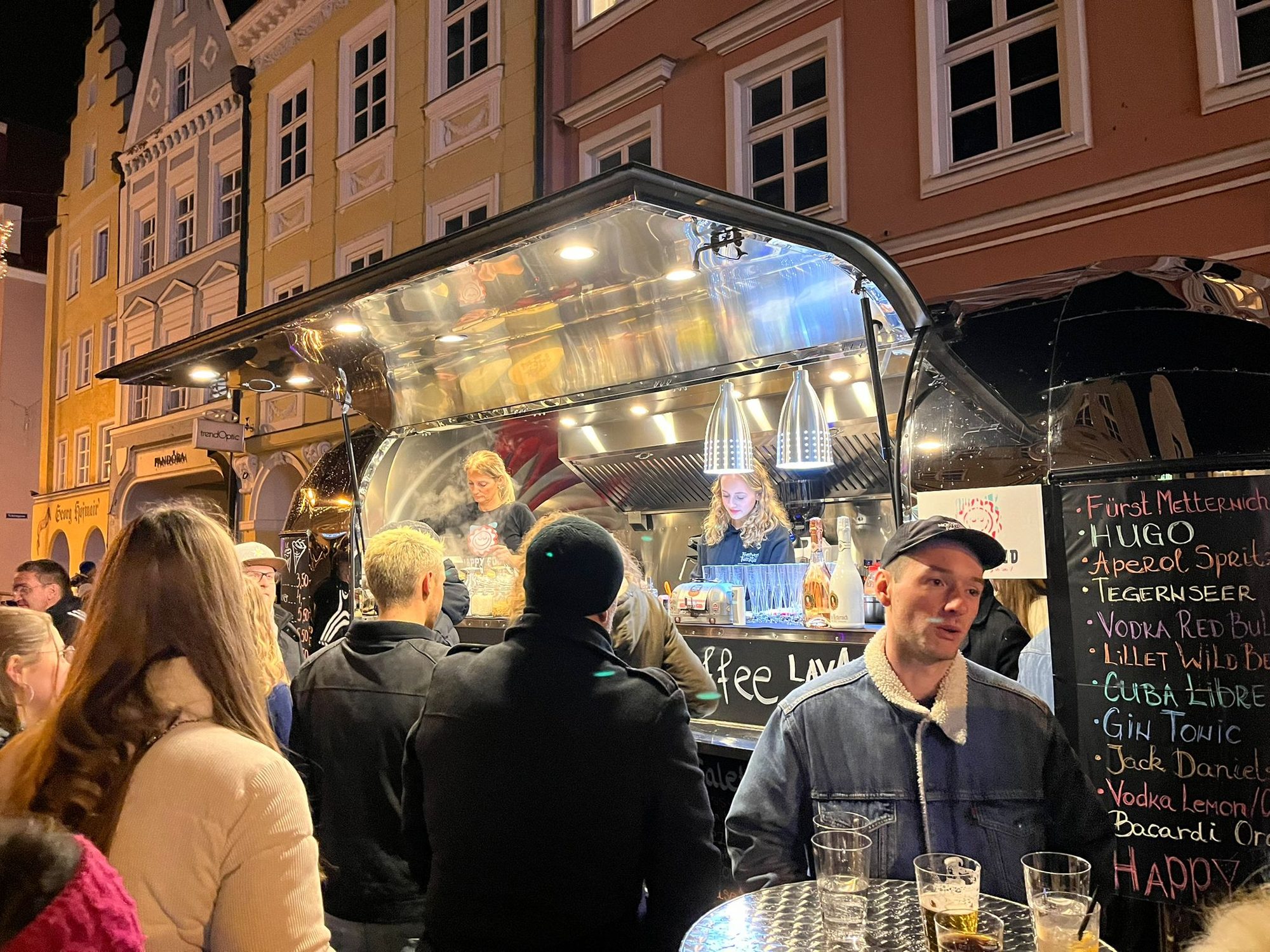 Gäste am Trailer in der Altstadt bei Nacht